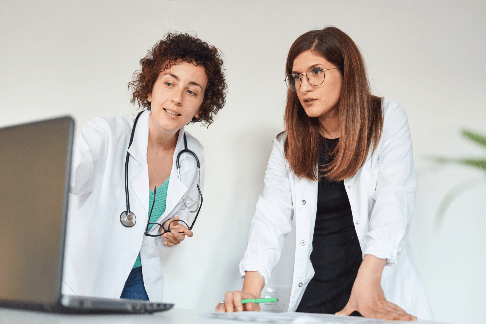 medical professionals look at a computer screen together